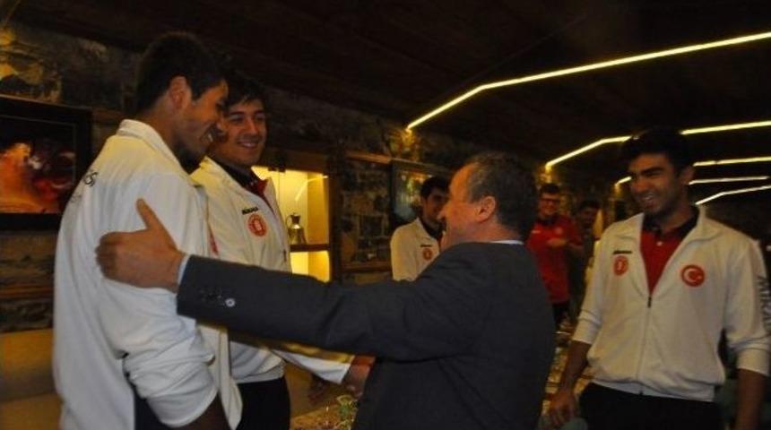 Başkan Tutal, Voleybol Takımı İle Yemekte Buluştu