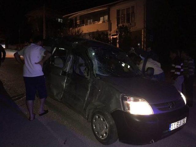 Bilecik&rsquo;te İlgin&ccedil; Kaza, 3 Yaralı 1