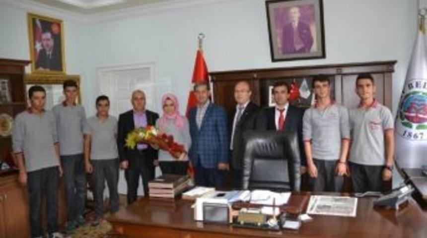 Başkan &Ouml;zkan&rsquo;a Staj Teşekk&uuml;r&uuml;