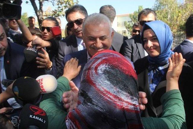 Başbakan Yıldırım, Seyranbağları Huzurevi’ni Ziyaret Etti