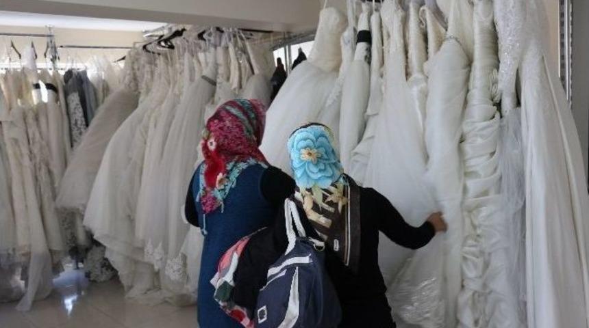 Gelinlikler Yunusemre&rsquo;den