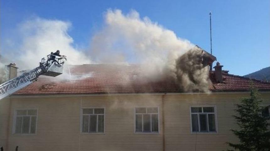 Kız &Ouml;ğrenci Yurdu Binası &Ccedil;atısında Yangın