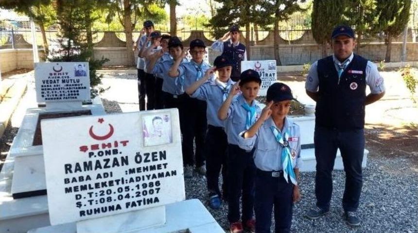 İzci Gen&ccedil;ler Sezonu Şehit Mezarını Ziyaret Ederek A&ccedil;tı