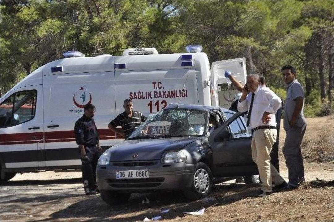 Manavgat&rsquo;ta Otomobil İle Tur Minib&uuml;s&uuml; &Ccedil;arpıştı: 2 Yaralı