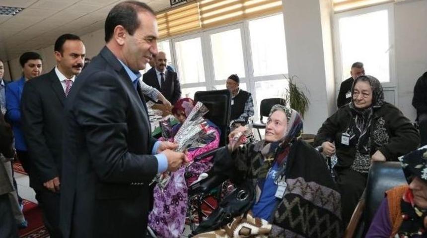 Vali Işık&rsquo;tan Huzurevi Sakinlerine Ziyaret
