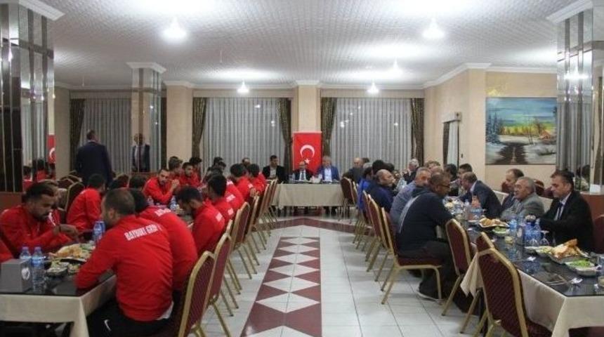 Vali Ustaoğlu Futbolcularla Moral Yemeğinde Buluştu
