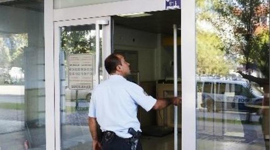 A&ccedil;ık Unutulan Ptt Şubesinin Kapısı Polisi Alarma Ge&ccedil;irdi