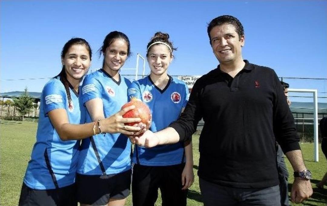 D&ouml;şemealtı Kadın Futbol Takımı&rsquo;nın Yıldızları G&ouml;r&uuml;c&uuml;ye &Ccedil;ıktı