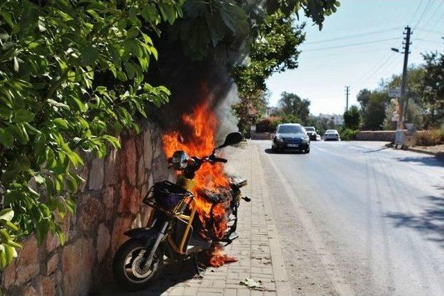 Elektrikli Motosiklet Alev Alev Yandı