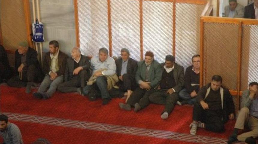 Camilerdeki Tabureler Kaldırıldı