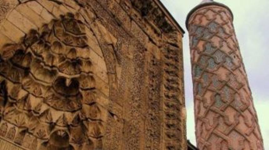 Tarih Ve K&uuml;lt&uuml;rde Erzurum Farkı