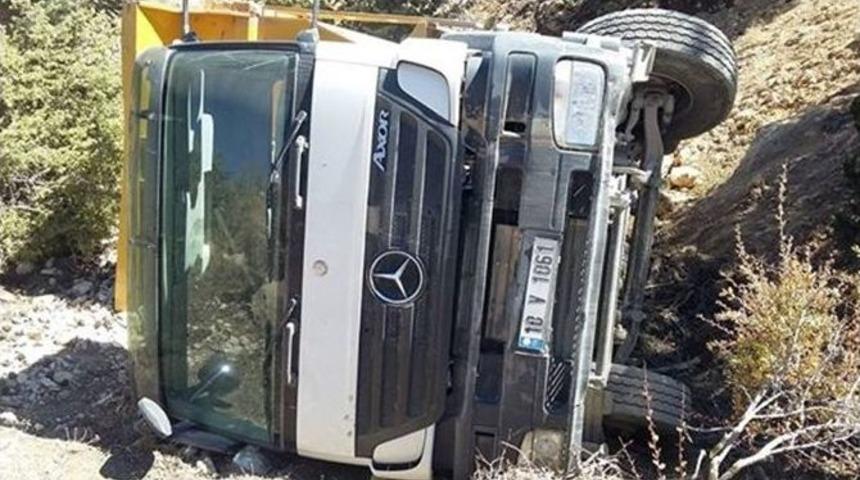 Taş Y&uuml;kl&uuml; Kamyon Devrildi: 1 Yaralı