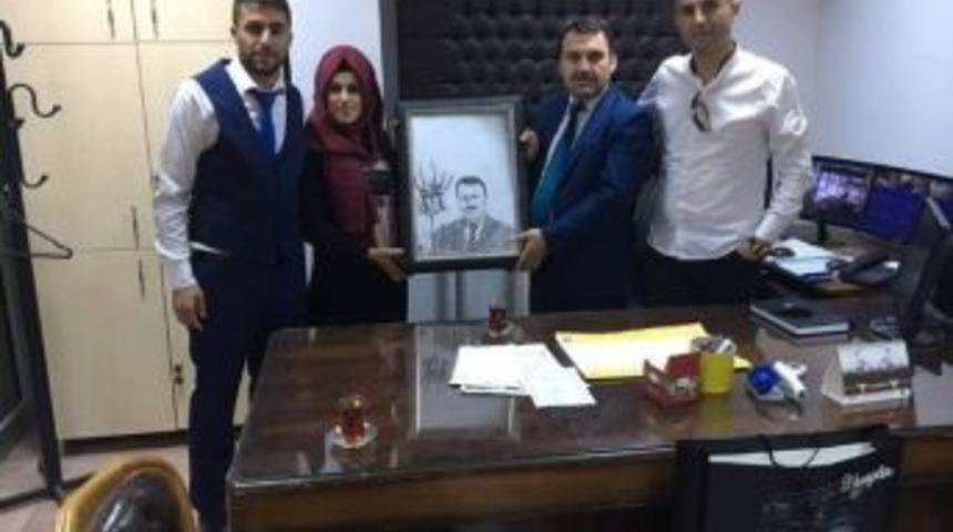 Sasonlu &Ouml;ğrenci Batman Merkez Ptt M&uuml;d&uuml;r&uuml;ne Kara Kalem Portre &Ccedil;alışmasını Hediye Etti