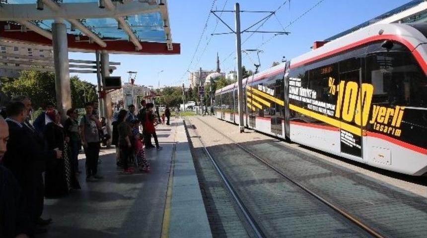 Başkan &Ccedil;elik, Yeni Raylı Sistem Ara&ccedil;larına Bindi Ve Halkın G&ouml;r&uuml;şlerini Aldı