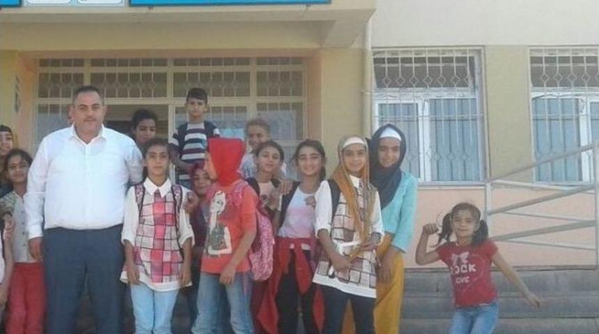 İstanbul Ve İzmir&rsquo;den Gelen Kırtasiye Malzemeleri 250 &Ccedil;ocuğa Dağıtıldı