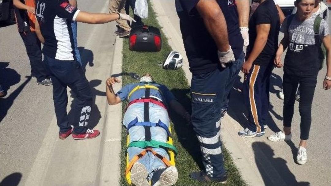 Otomobille Motosiklet &Ccedil;arpıştı: 1 Yaralı