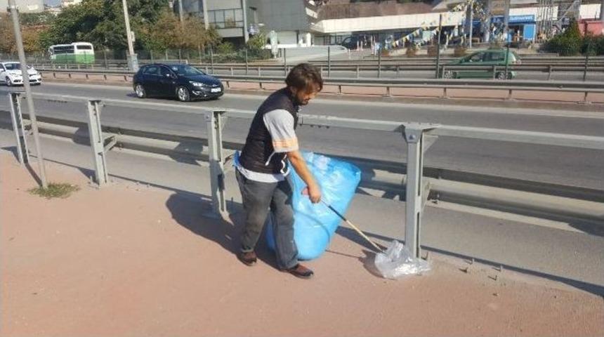 Yola Sa&ccedil;ılan Poşetler İ&ccedil;in Temizlik G&ouml;revlileri Seferber Oldu