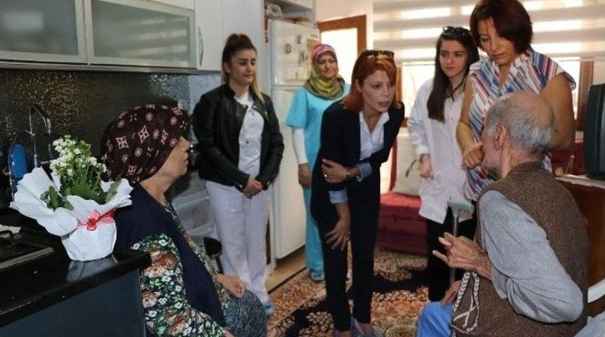 Evde Bakım Ekipleri Yaşlılar G&uuml;n&uuml;&rsquo;n&uuml; Kutladı