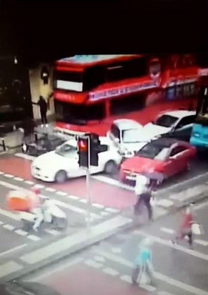 Şişli’de Şoförü Fenalaşan Halk Otobüsü Araçları Biçti G2