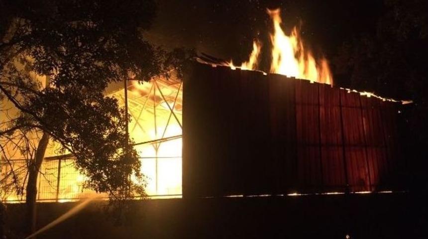 Depo Alevlere Teslim Oldu