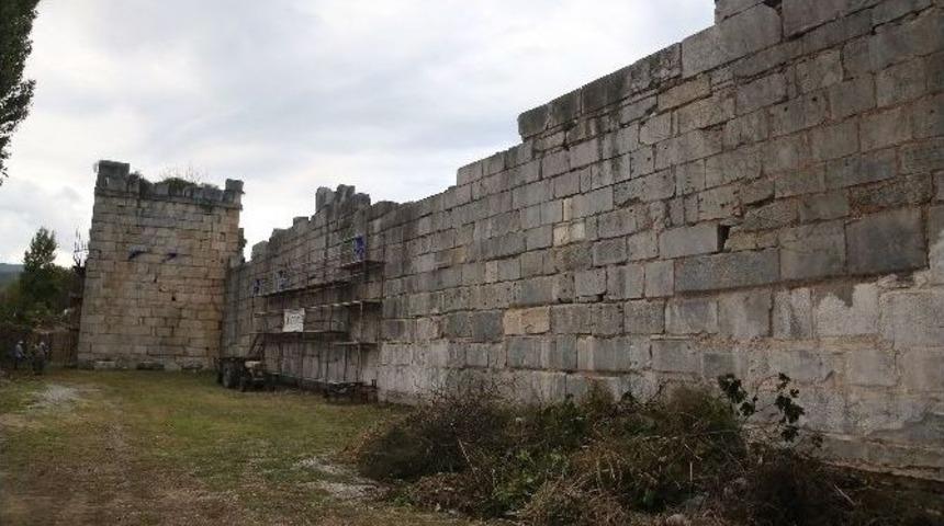 İznik Surları G&uuml;n Y&uuml;z&uuml;ne &Ccedil;ıkıyor