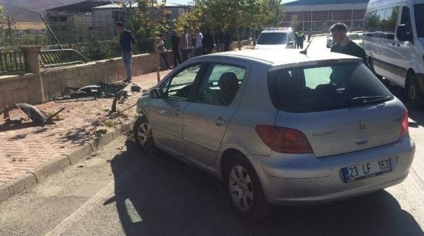 Otomobil Okulun Korkuluklarına &Ccedil;arptı: 1 Yaralı