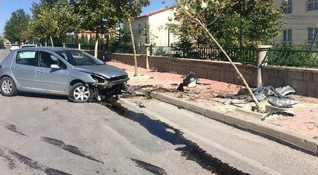 Otomobil Okulun Korkuluklarına &Ccedil;arptı: 1 Yaralı 1