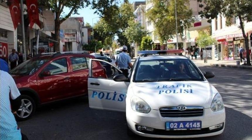 Trafik Polisleri Hatalı Ara&ccedil; Parklarına G&ouml;z A&ccedil;tırmıyor