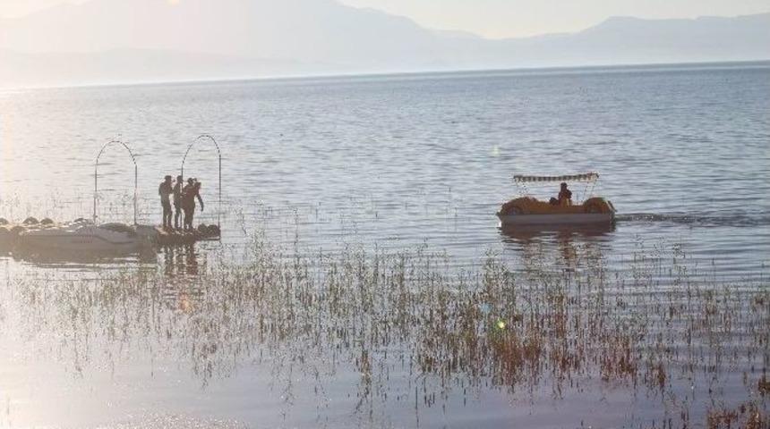 G&ouml;lde Mahsur Kalan 4 Gen&ccedil;, Su Bisikletiyle Kurtarıldı