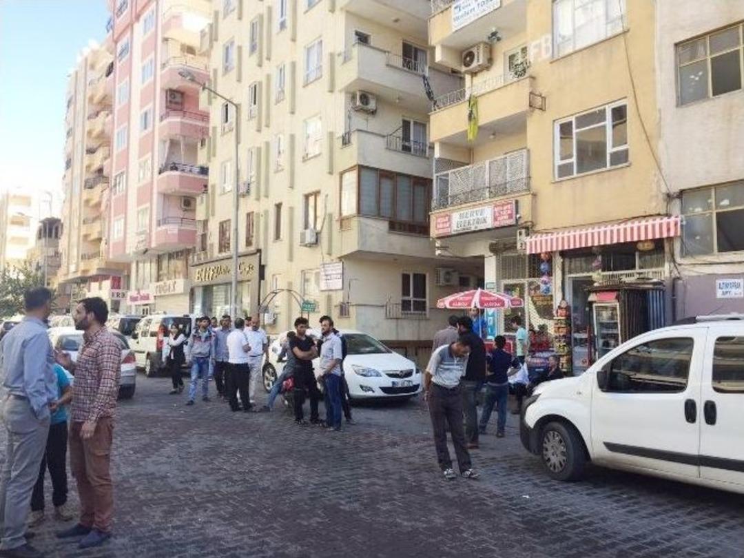 Eve &Ccedil;ağırdıkları Arkadaşlarını Bı&ccedil;aklayarak &Ouml;ld&uuml;rd&uuml;ler