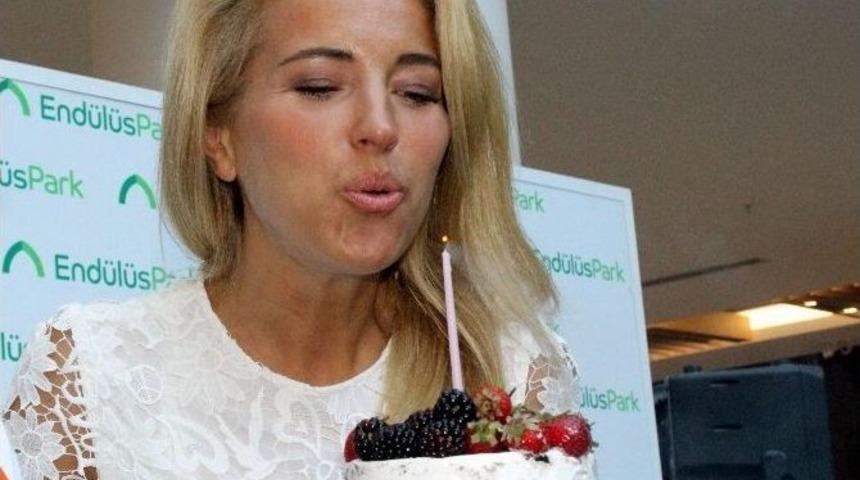 Burcu Esmersoy&rsquo;a Bursa&rsquo;da S&uuml;rpriz Doğum G&uuml;n&uuml;