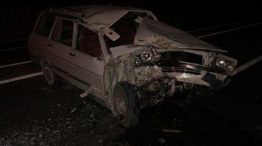 Trakt&ouml;rle Otomobil &Ccedil;arpıştı: 2 &Ouml;l&uuml;