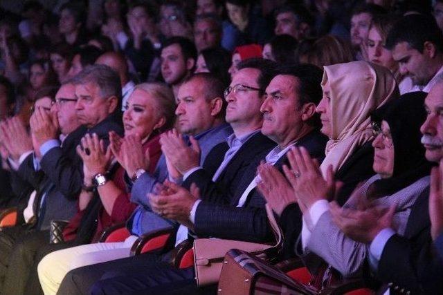 Zeki Müren Ölümünün 20. Yıldönümünde Şarkılarıyla Anıldı