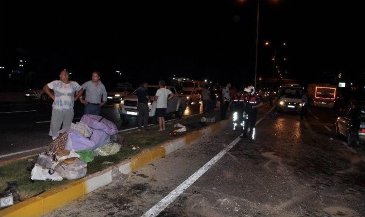 Antalya&rsquo;da Zincirleme Trafik Kazası: 2 Yaralı