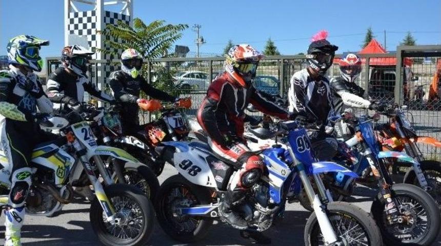 T&uuml;rkiye S&uuml;permoto Şampiyonası&rsquo;nın 5. Ayağı Uşak&rsquo;ta Koşuldu