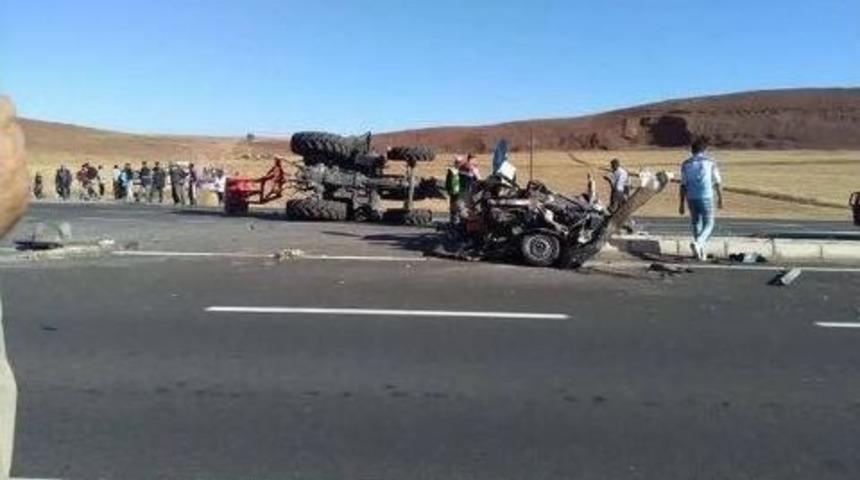 Trakt&ouml;r Otomobille &Ccedil;arpıştı: 1 &Ouml;l&uuml;, 2 Yaralı