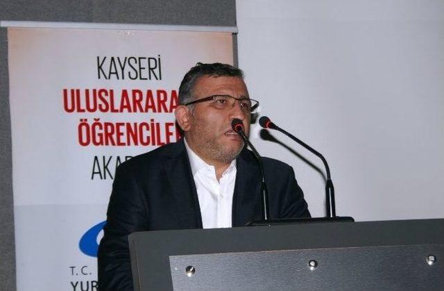 Fotoğraf Sanatçısıdursun Çiçek, Öz Çekim Furyasını Eleştirdi