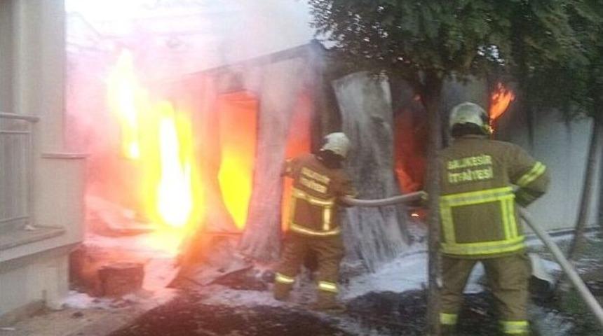 Ayvalık&rsquo;ta Mahalle Sakinleri Yangınla Uyandı