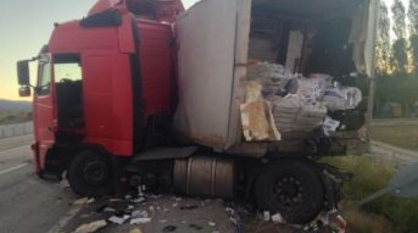 Kaza Yapan Tır&rsquo;ın Kasasından 70 Bin Paket Ka&ccedil;ak Sigara Ele Ge&ccedil;irdi