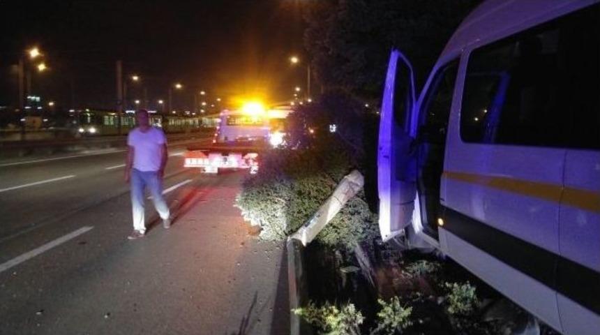 Ehliyeti Yetersiz Okul Servis Şof&ouml;r&uuml; Kaza Yaptı: 1 Yaralı