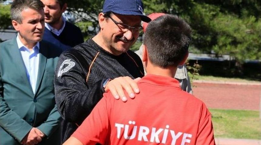 Ke&ccedil;i&ouml;ren Belediye Başkanı Ak, Sağlıklı Hayat İ&ccedil;in Vatandaşlarla Birlikte Y&uuml;r&uuml;d&uuml;
