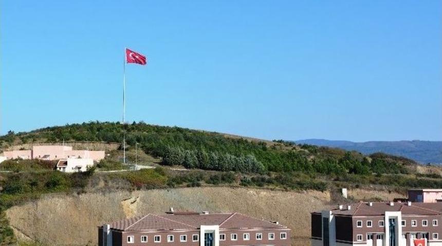 D&uuml;zce &Uuml;niversitesine Kamp&uuml;s&uuml;ne Dev T&uuml;rk Bayrağı