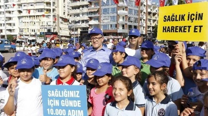 Minik &Ouml;ğrenciler Ve Sağlık &Ccedil;alışanları Sağlık İ&ccedil;in Y&uuml;r&uuml;d&uuml;