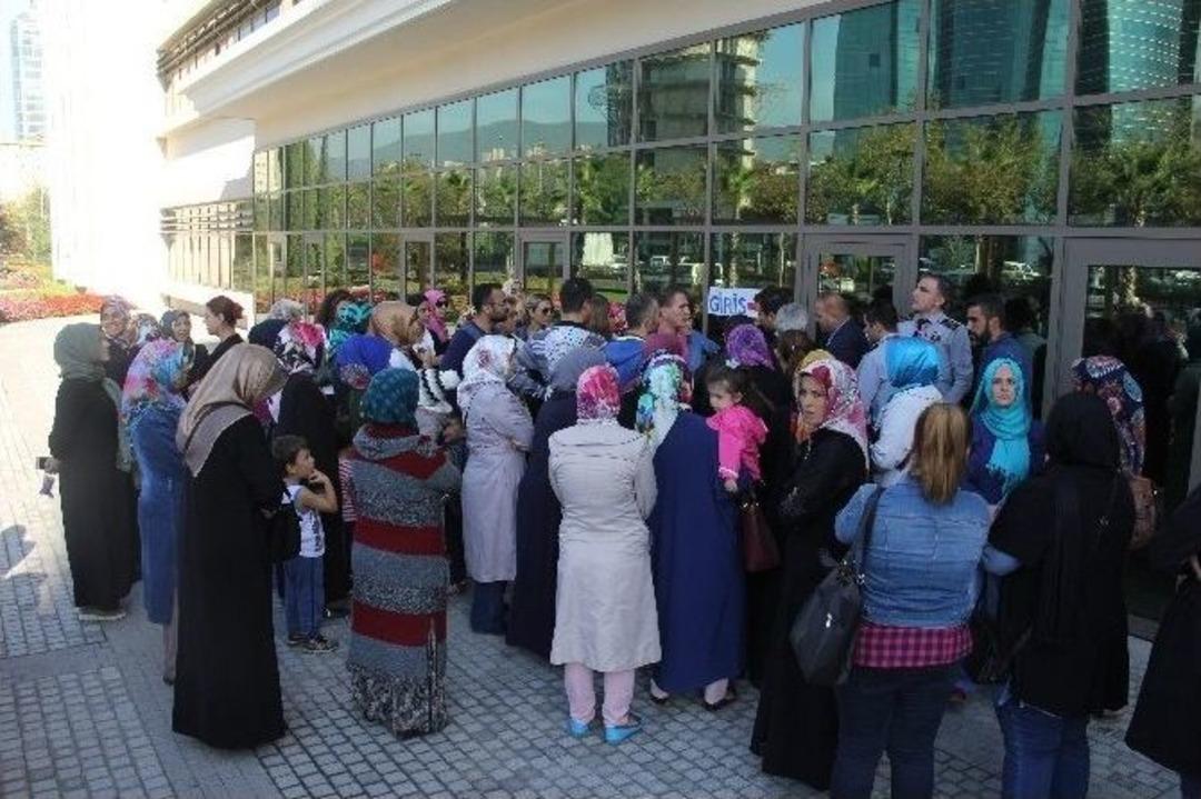 Okulları Yıkılan &Ouml;ğrenciler, Servisleri De Gelmeyince Sokakta Kaldı