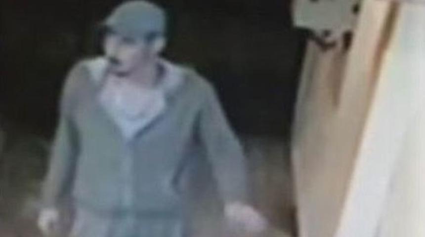 Bebek Arabasını &Ccedil;alan Bisikletli Hırsız Kameralara Yakalandı