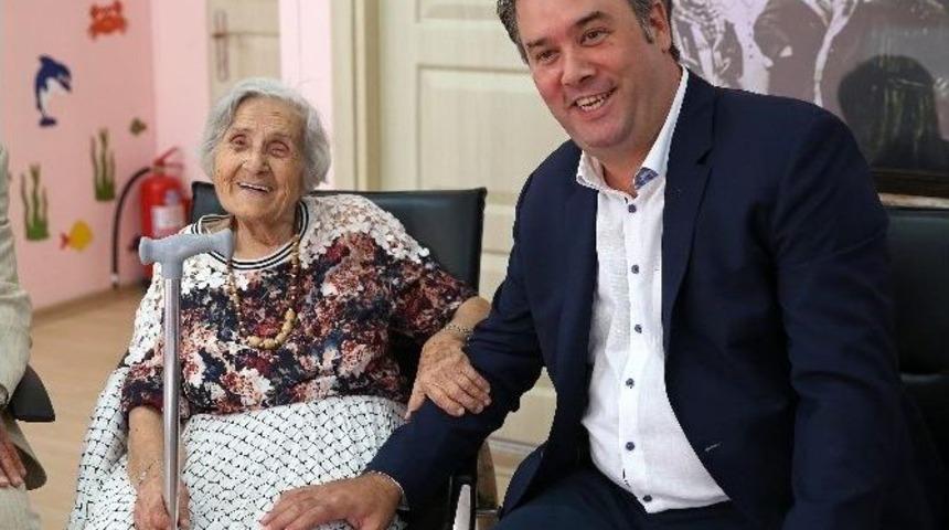 Asırlık &Ccedil;ınara S&uuml;rpriz Doğum G&uuml;n&uuml;