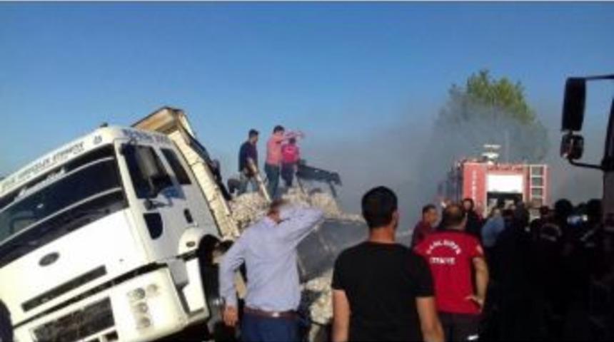 Devrilen Pamuk Y&uuml;kl&uuml; Kamyon Alev Aldı