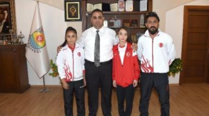 Başkan Can, Şampiyon Karatecileri &Ouml;d&uuml;llendirdi