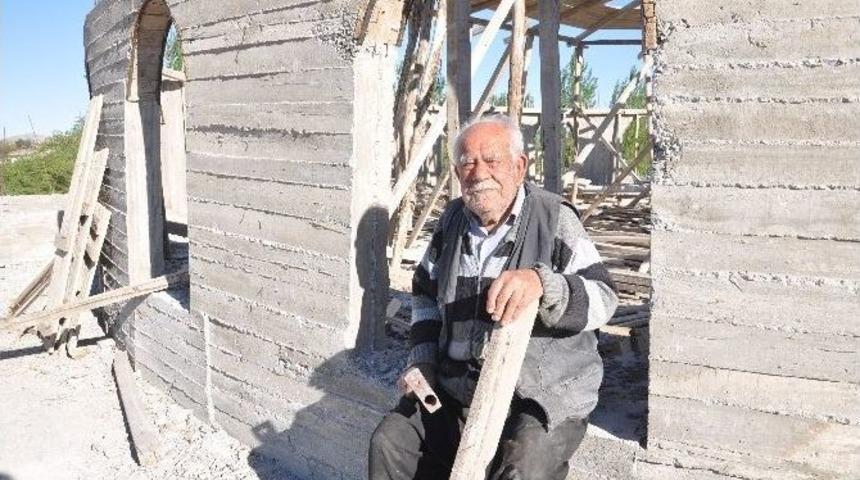 Durmuş Dede Hayatını Bu Camiye Adadı