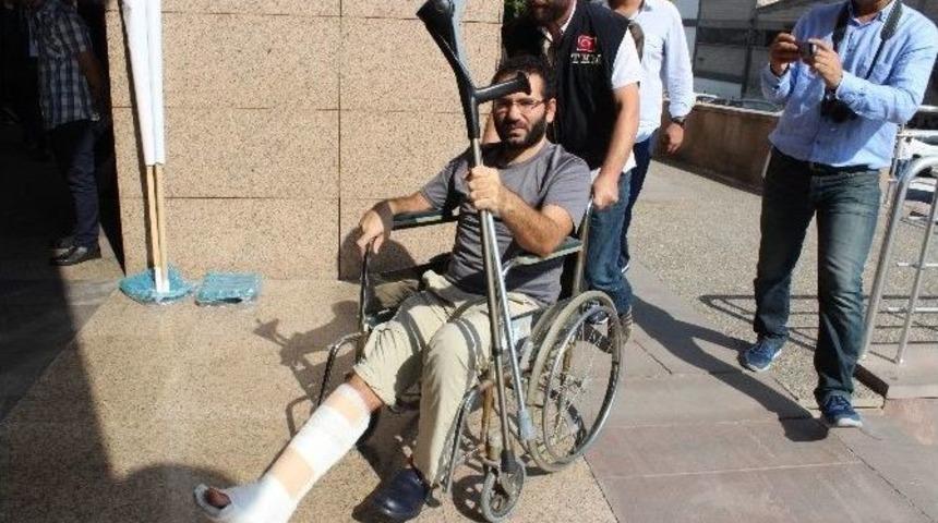 Ka&ccedil;arken Ayağını Kıran Eski Savcı Adliyede